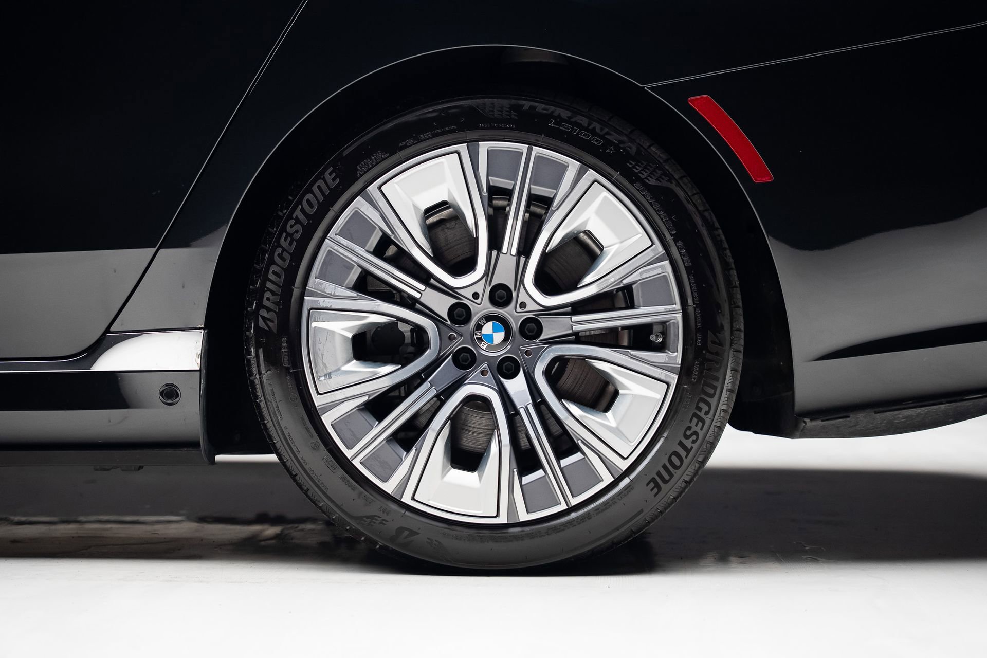 Used 2024 BMW i7 xDrive60 w/ Executive Package image 23