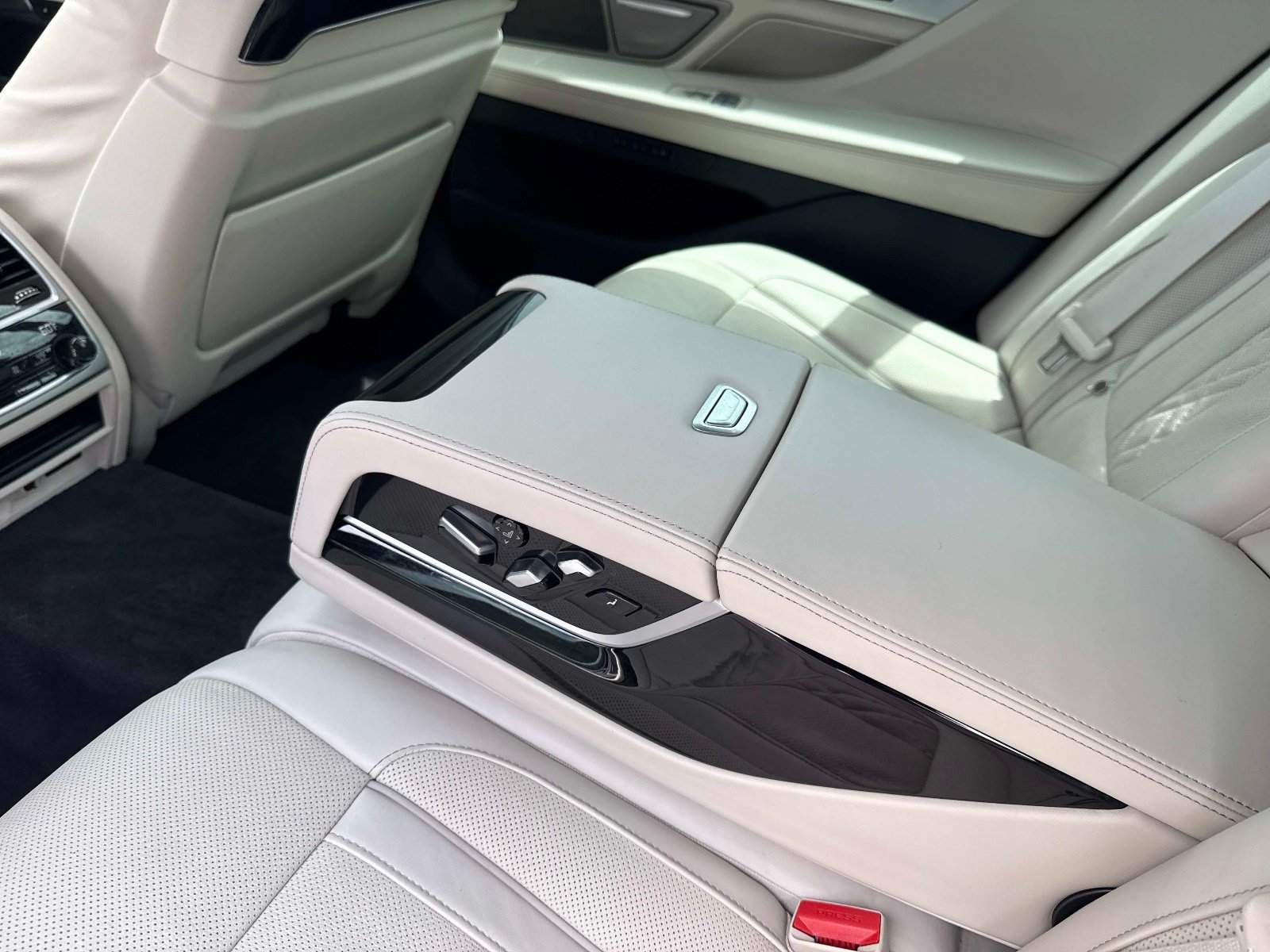 Used 2022 BMW 750i xDrive w/ Executive Package AWD/4WD image 14