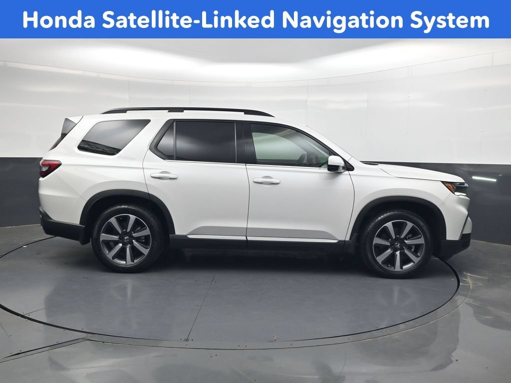 Certified 2025 Honda Pilot Touring image 3