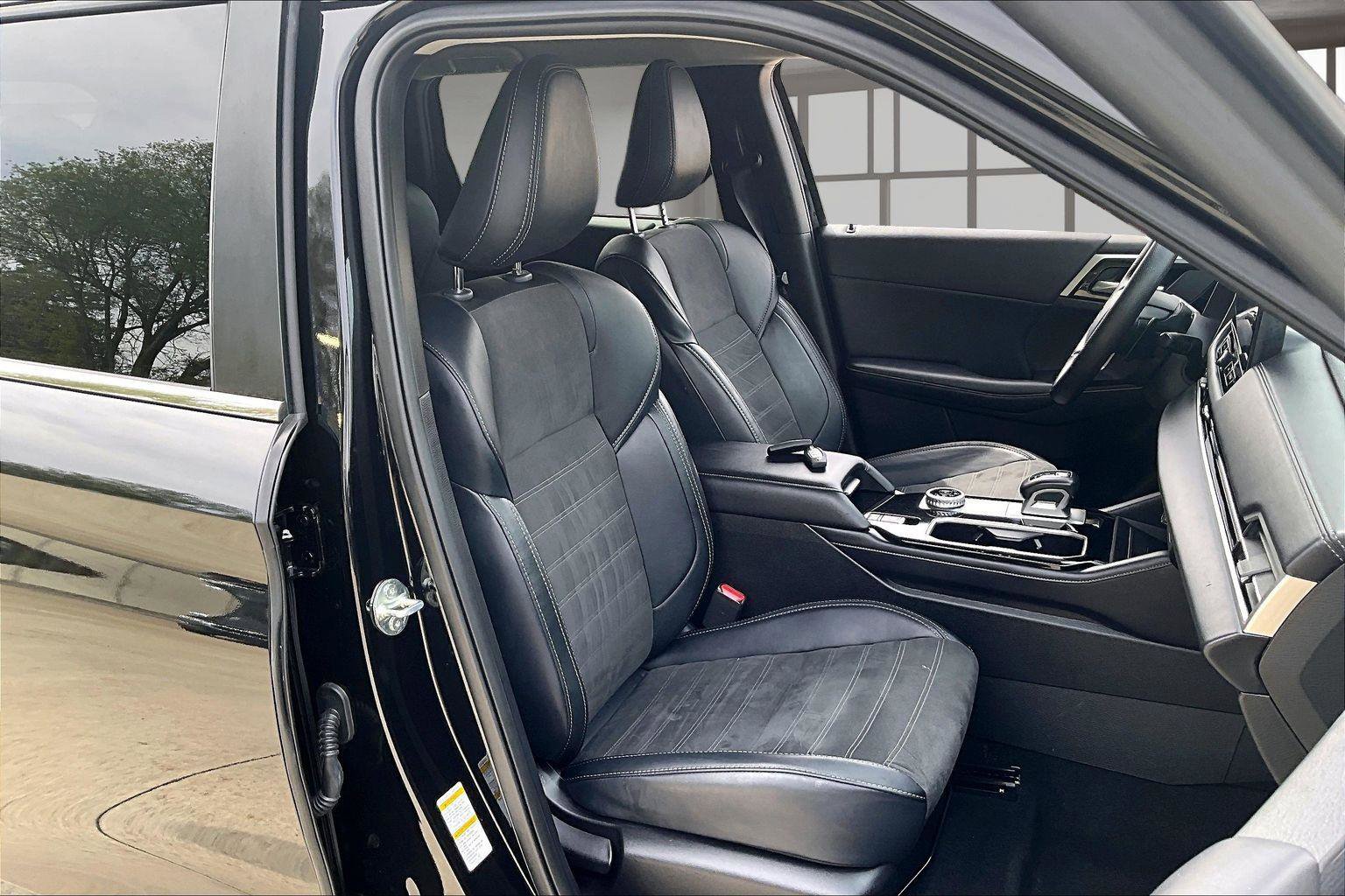 Used 2025 Mitsubishi Outlander SE FWD image 8