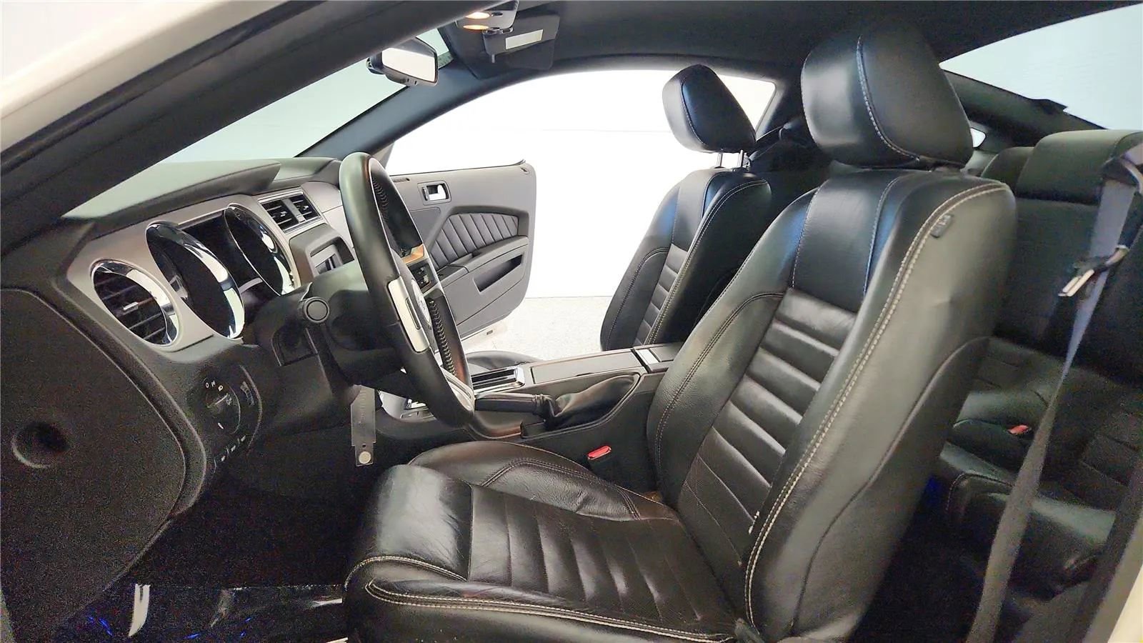 Used 2010 Ford Mustang Premium RWD image 26