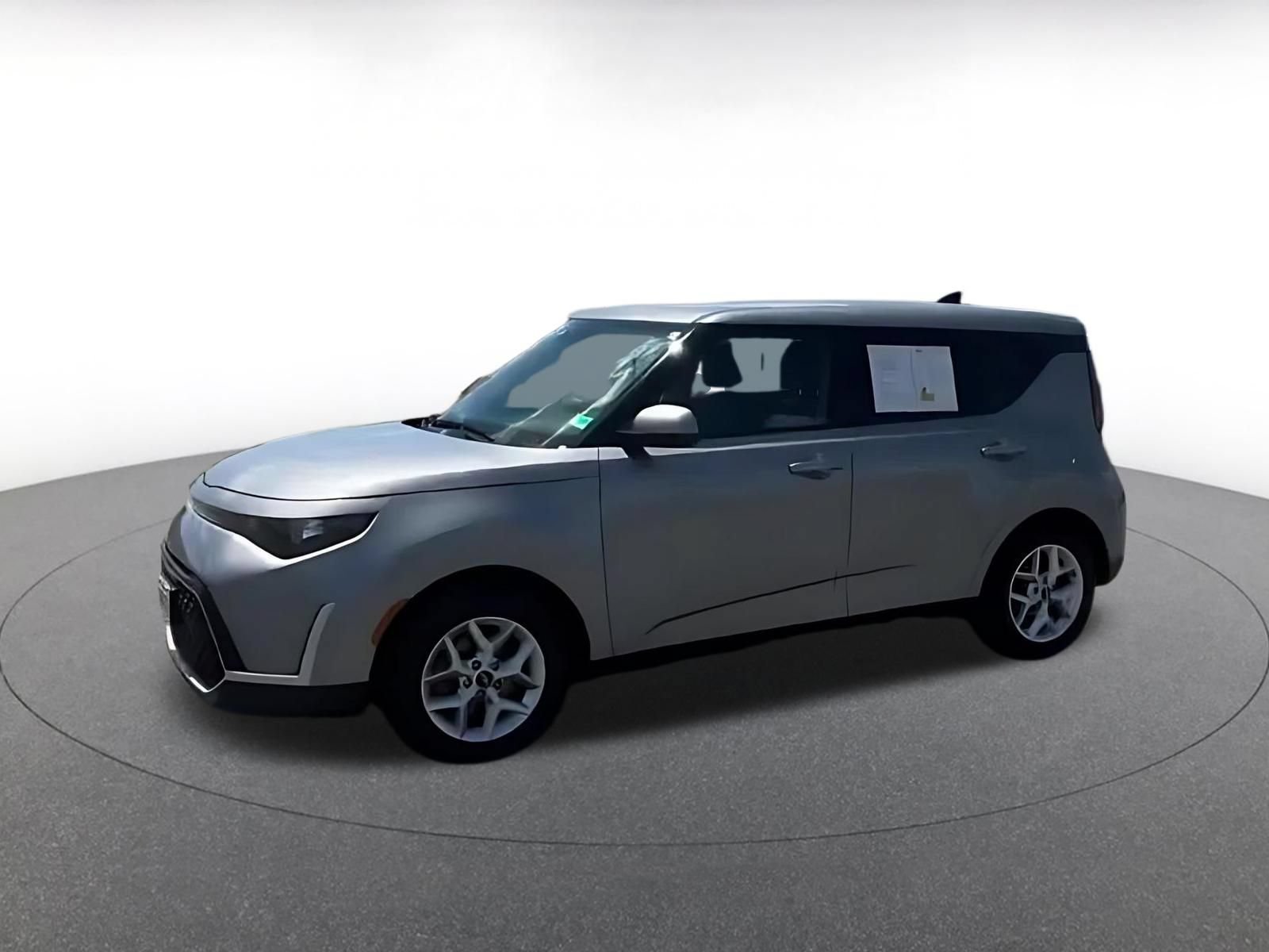 Used 2025 Kia Soul LX w/ LX Technology Package FWD image 5