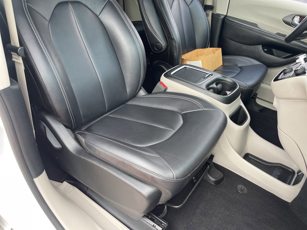 Used 2024 Chrysler Pacifica Select image 26