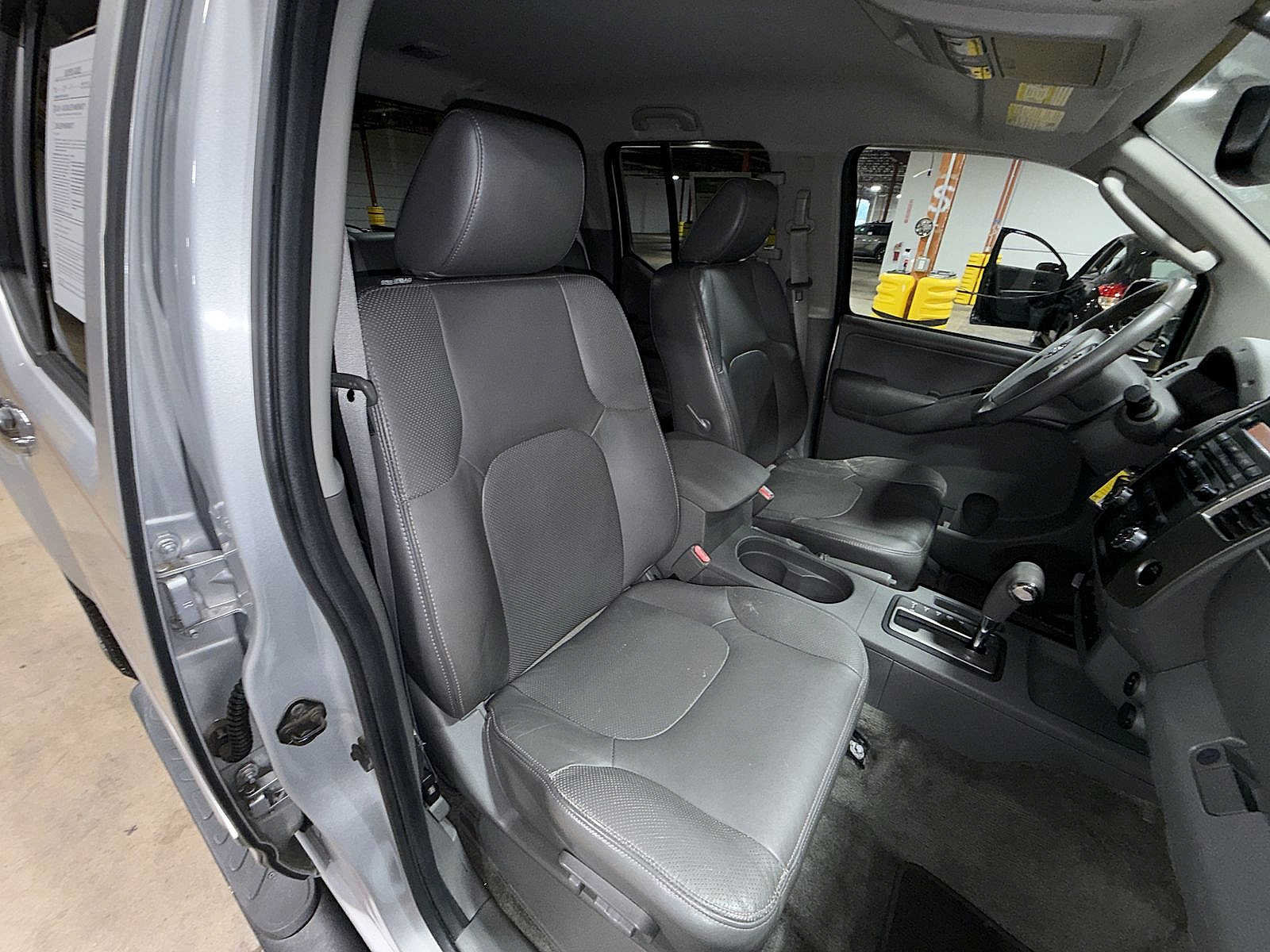 Used 2010 Nissan Frontier LE w/ LE Value Truck Pkg AWD/4WD image 16