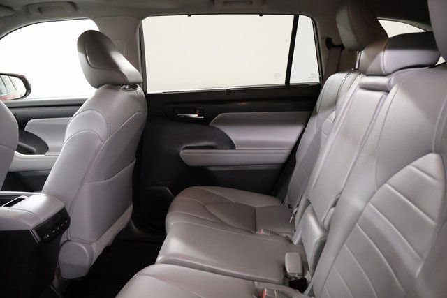 Used 2022 Toyota Highlander XLE AWD/4WD image 29