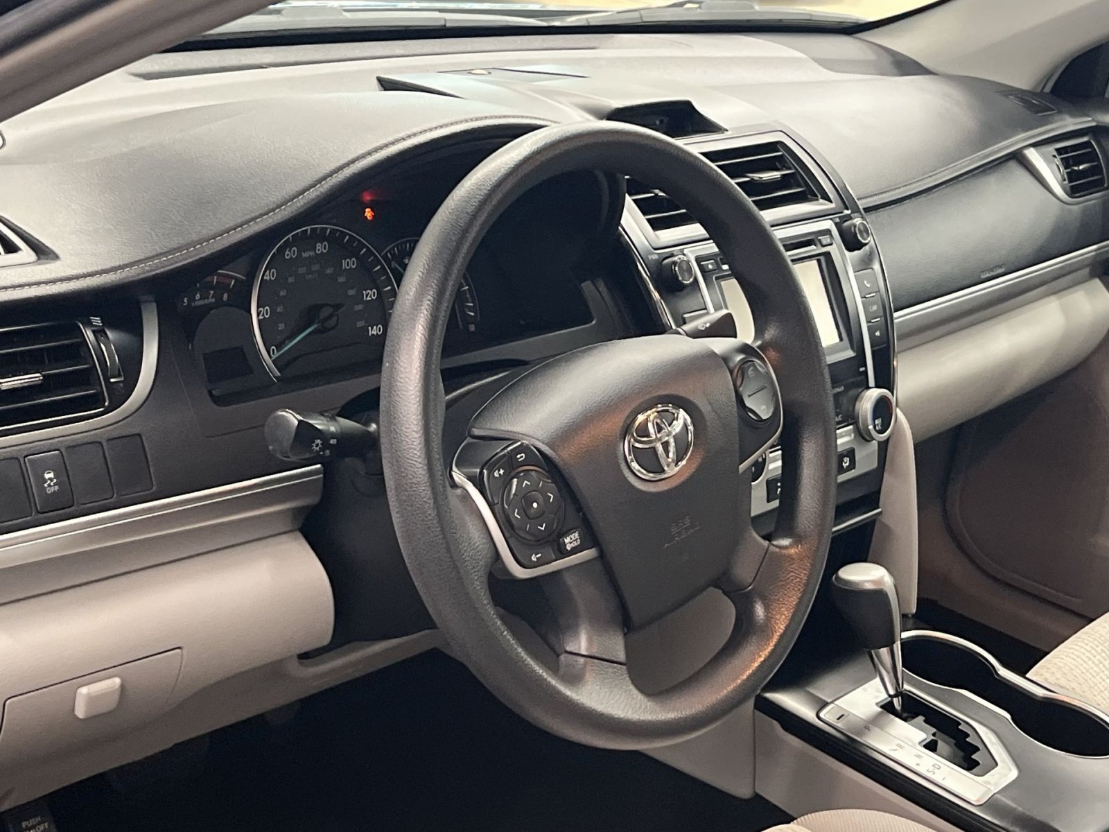 Used 2014 Toyota Camry LE w/ Moonroof Package FWD image 12