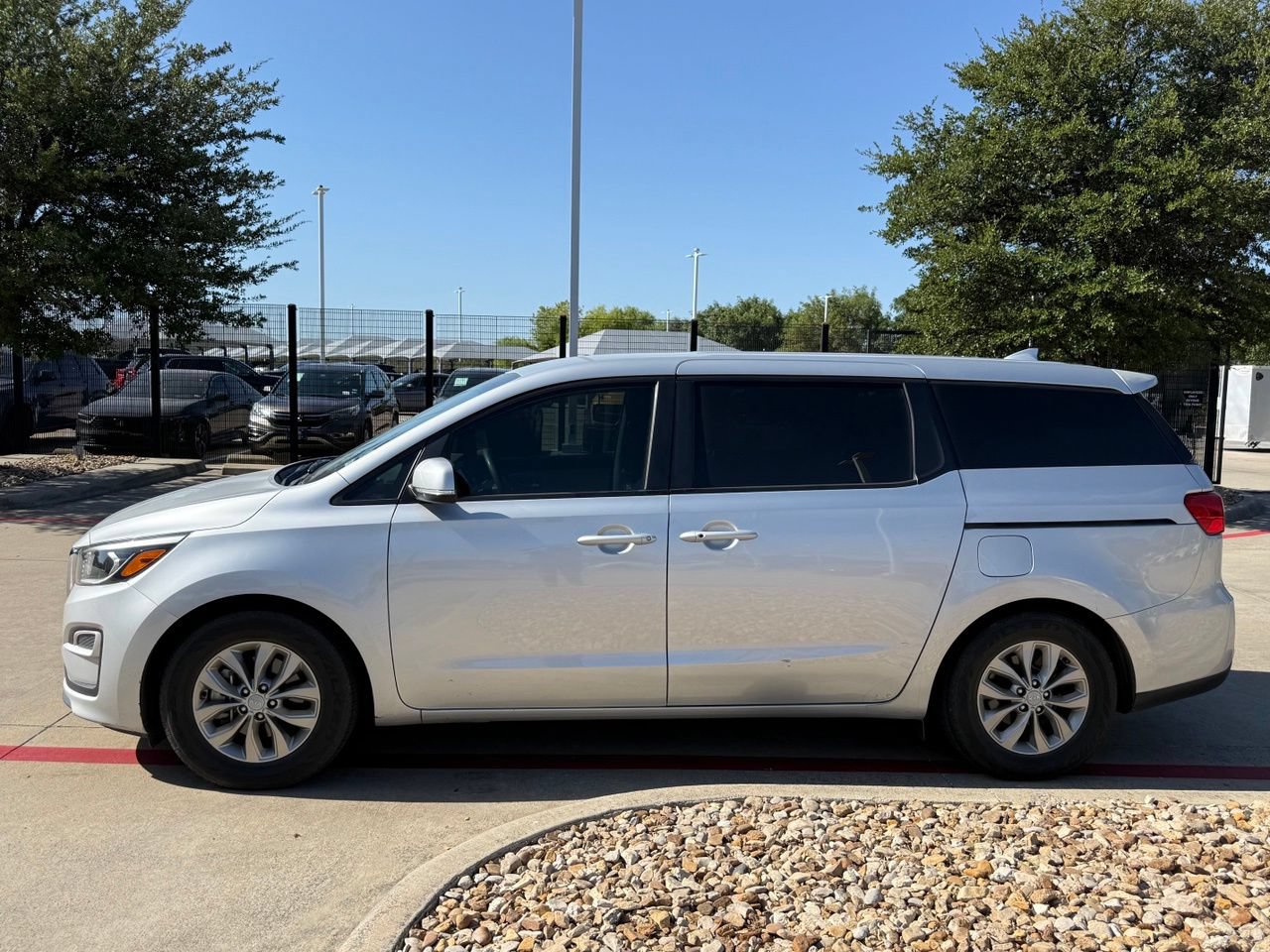 Used 2019 Kia Sedona LX FWD image 2