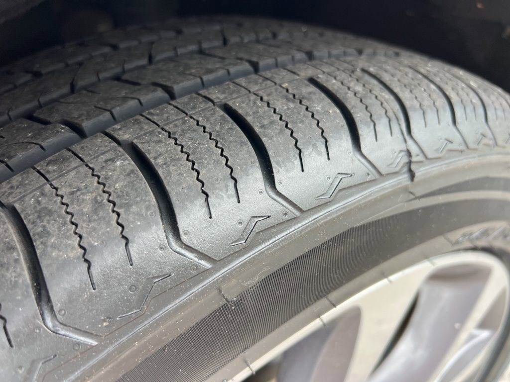 Used 2018 Chrysler Pacifica Limited w/ Tire & Wheel Group FWD image 8