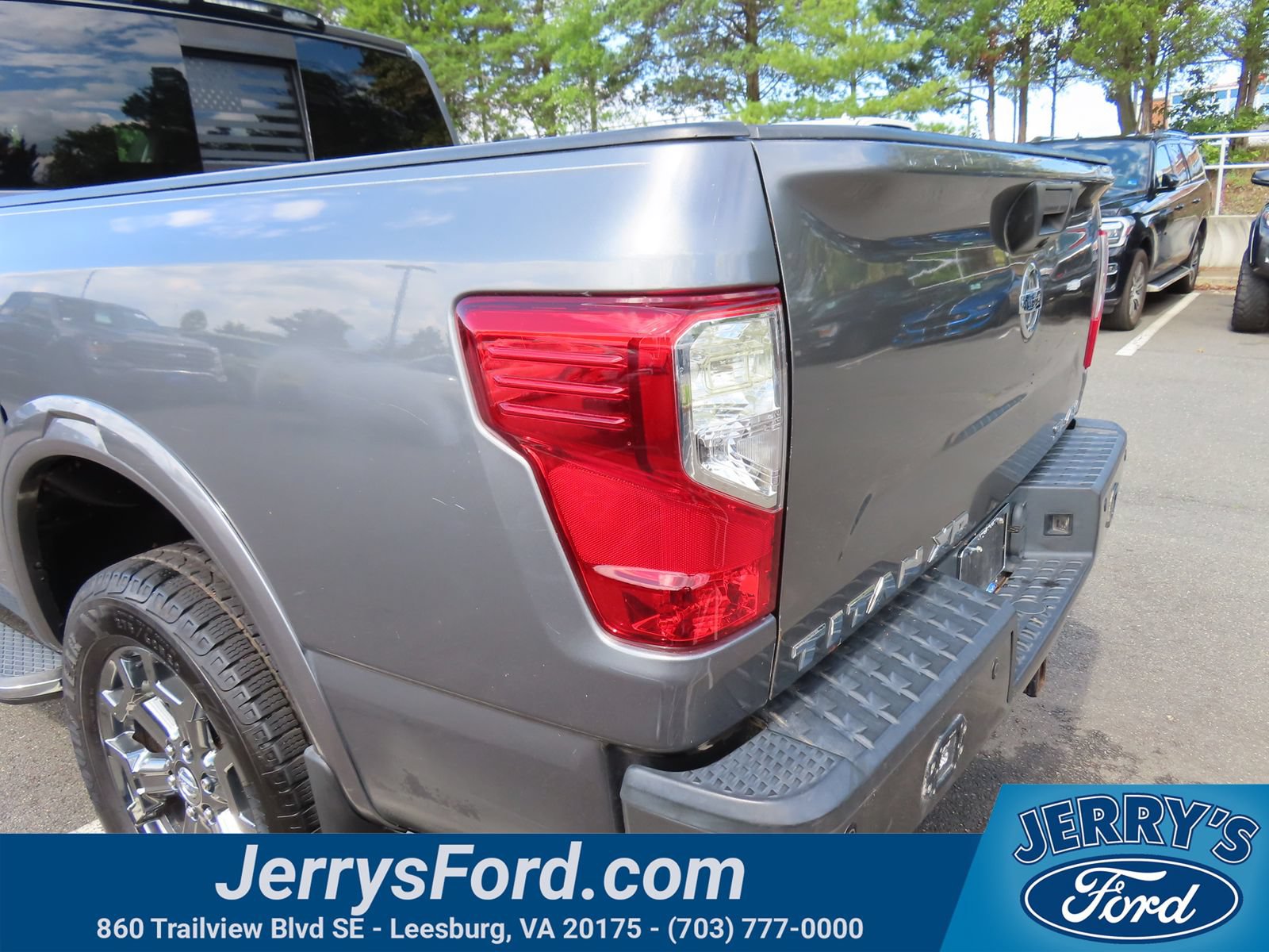 Used 2017 Nissan Titan SL w/ Chrome Package AWD/4WD image 14