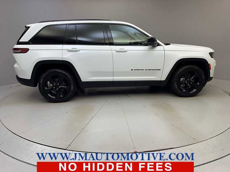 Used 2023 Jeep Grand Cherokee Limited w/ Black Appearance Package AWD/4WD image 6