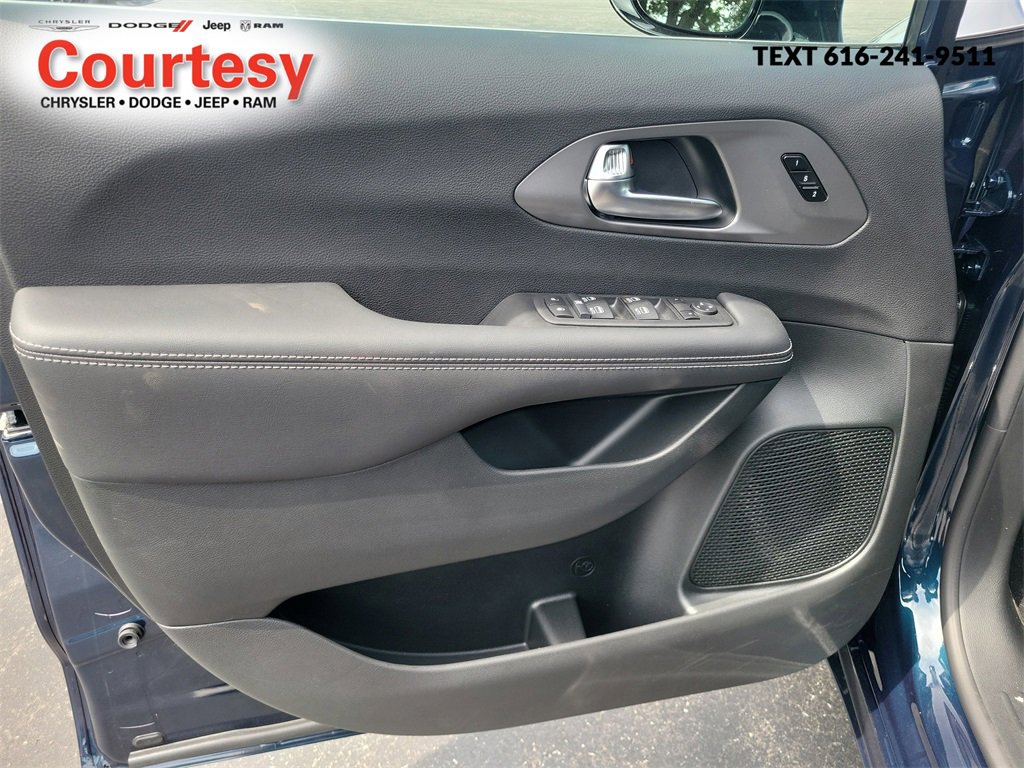 New 2025 Chrysler Pacifica Select