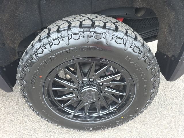 Used 2025 GMC Sierra 2500 AT4 w/ Technology Package image 8