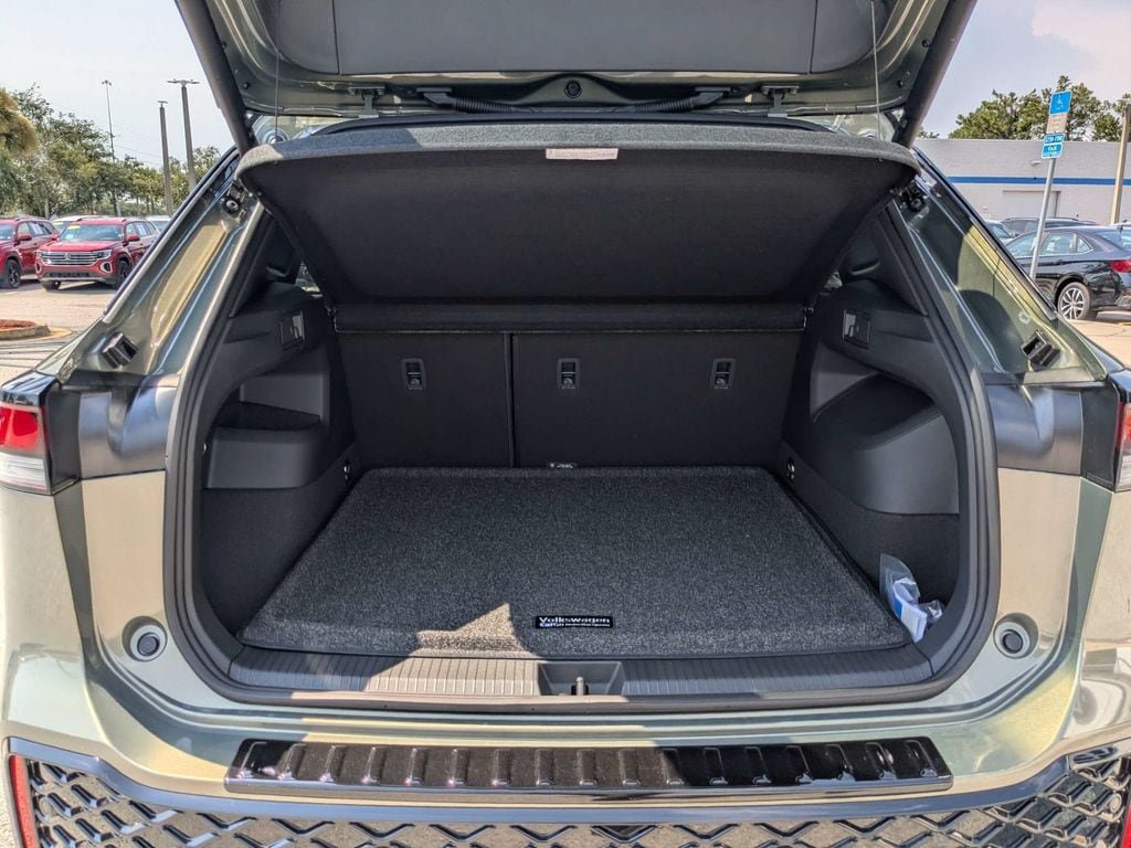 New 2026 Volkswagen Tiguan SE R-Line FWD image 16