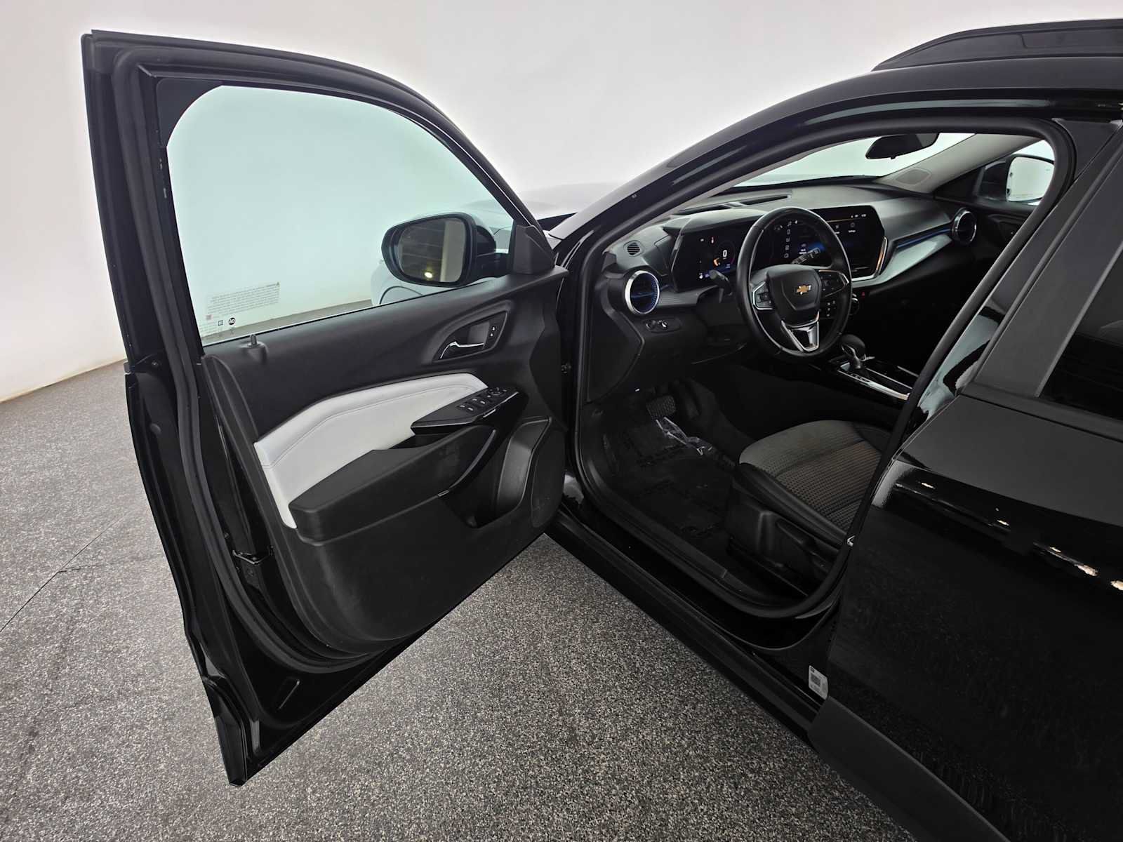 Used 2025 Chevrolet Trax LT w/ Driver Confidence Package FWD image 19