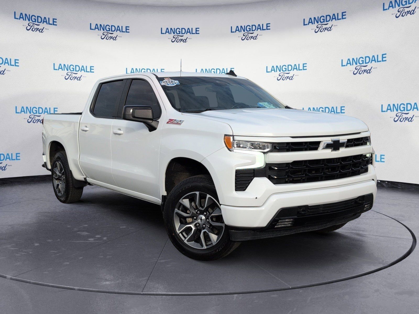 Used 2023 Chevrolet Silverado 1500 RST AWD/4WD image 2