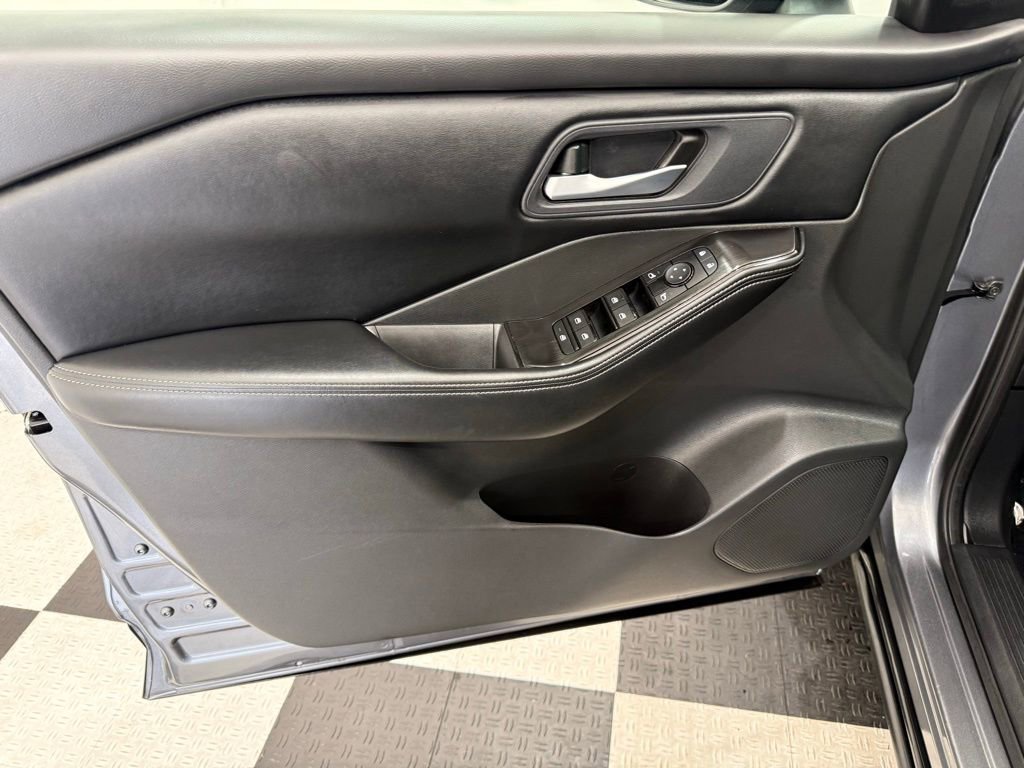 Used 2025 Nissan Rogue SV image 14