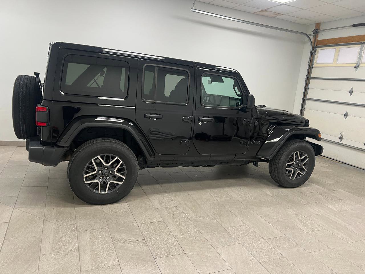 Used 2025 Jeep Wrangler Unlimited Sahara image 11