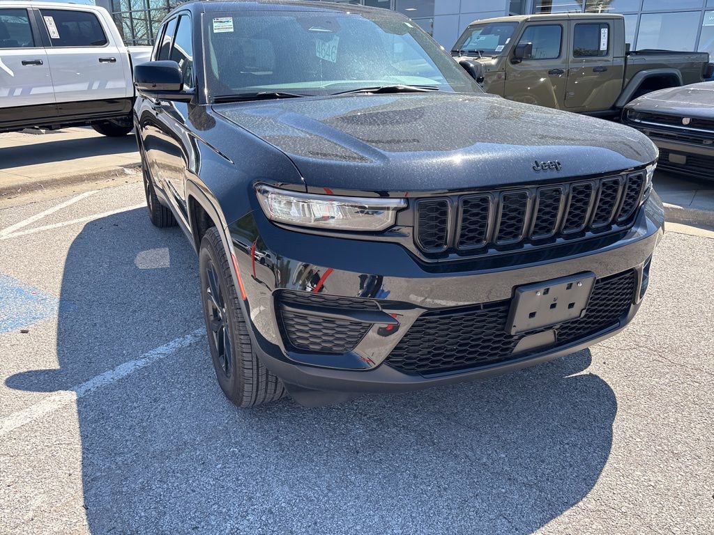 Used 2025 Jeep Grand Cherokee Altitude image 4