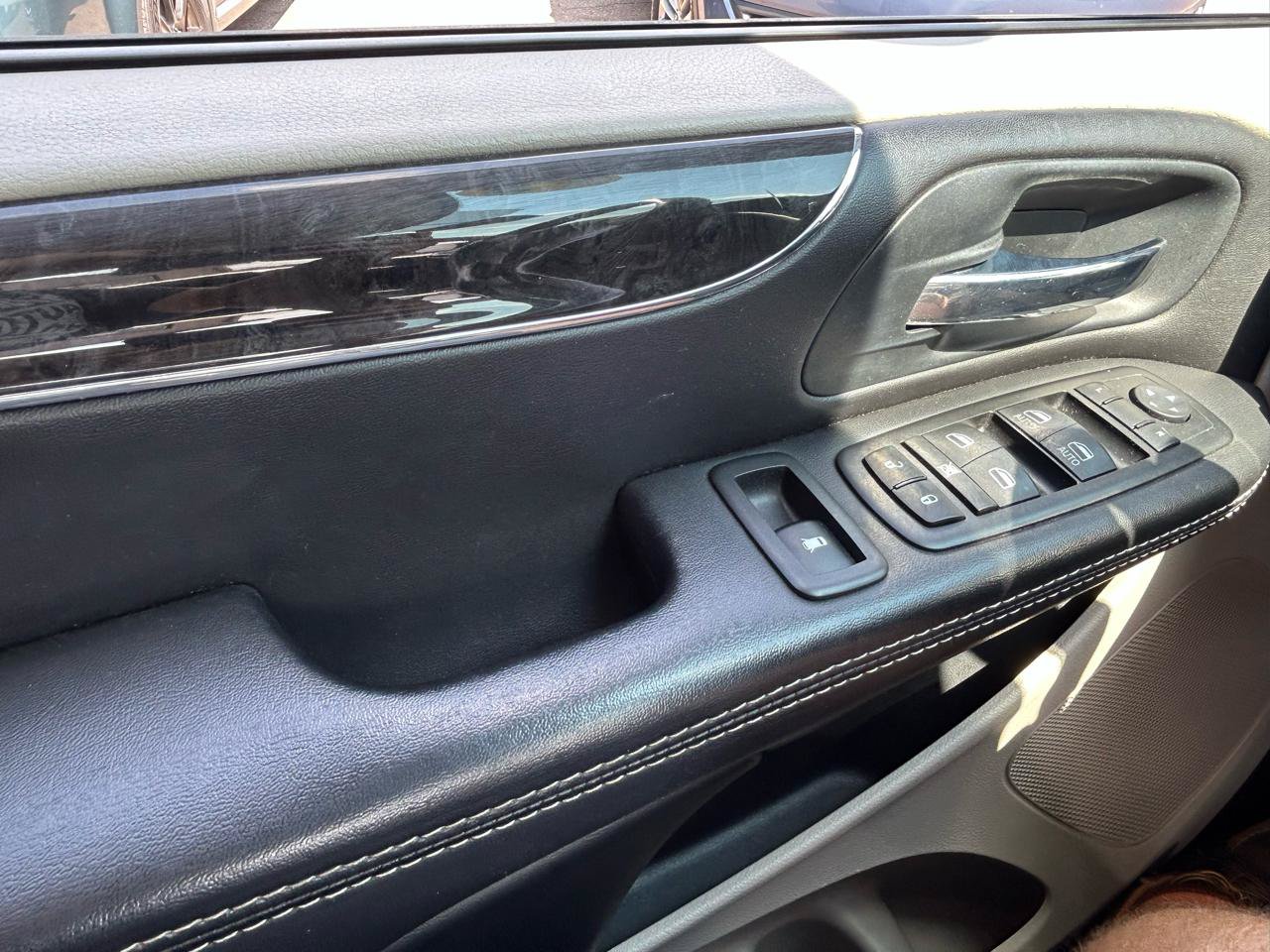 Used 2014 Chrysler Town & Country Touring FWD image 25