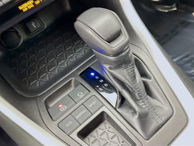 Used 2021 Toyota RAV4 LE image 16