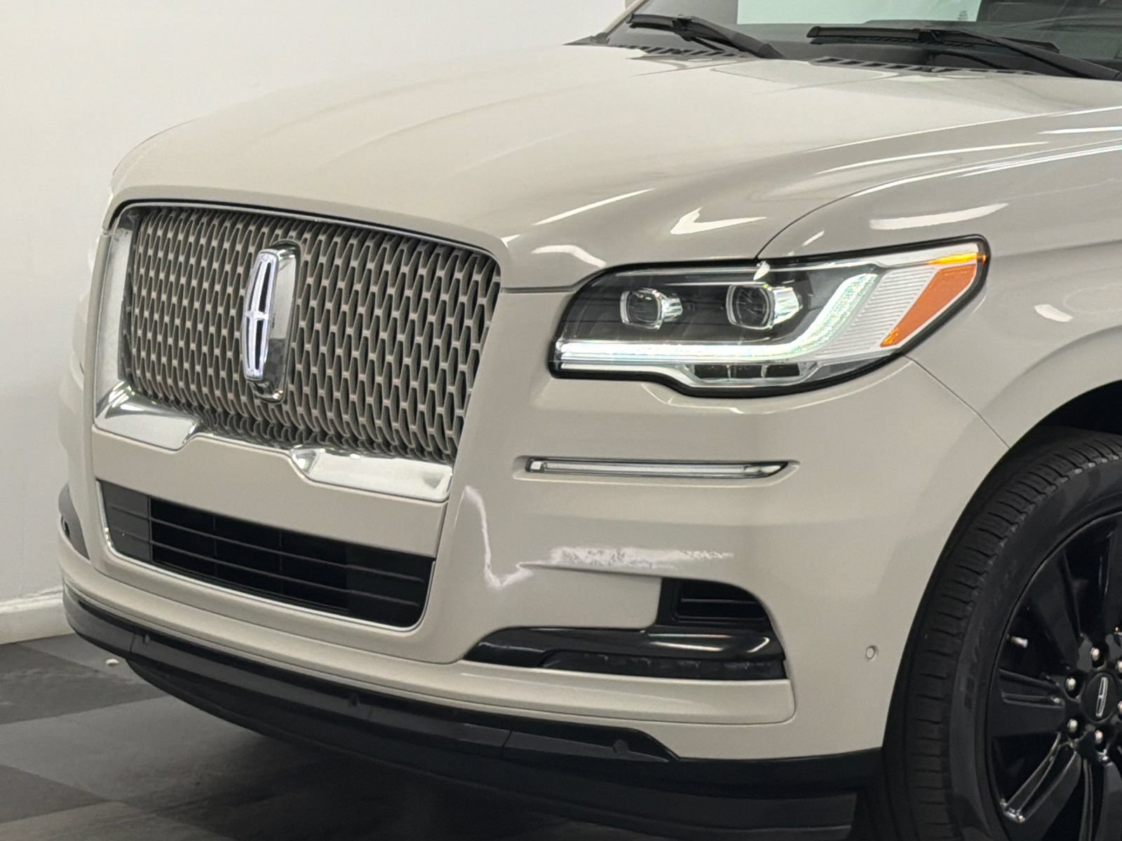 Used 2022 Lincoln Navigator L Reserve AWD/4WD image 2