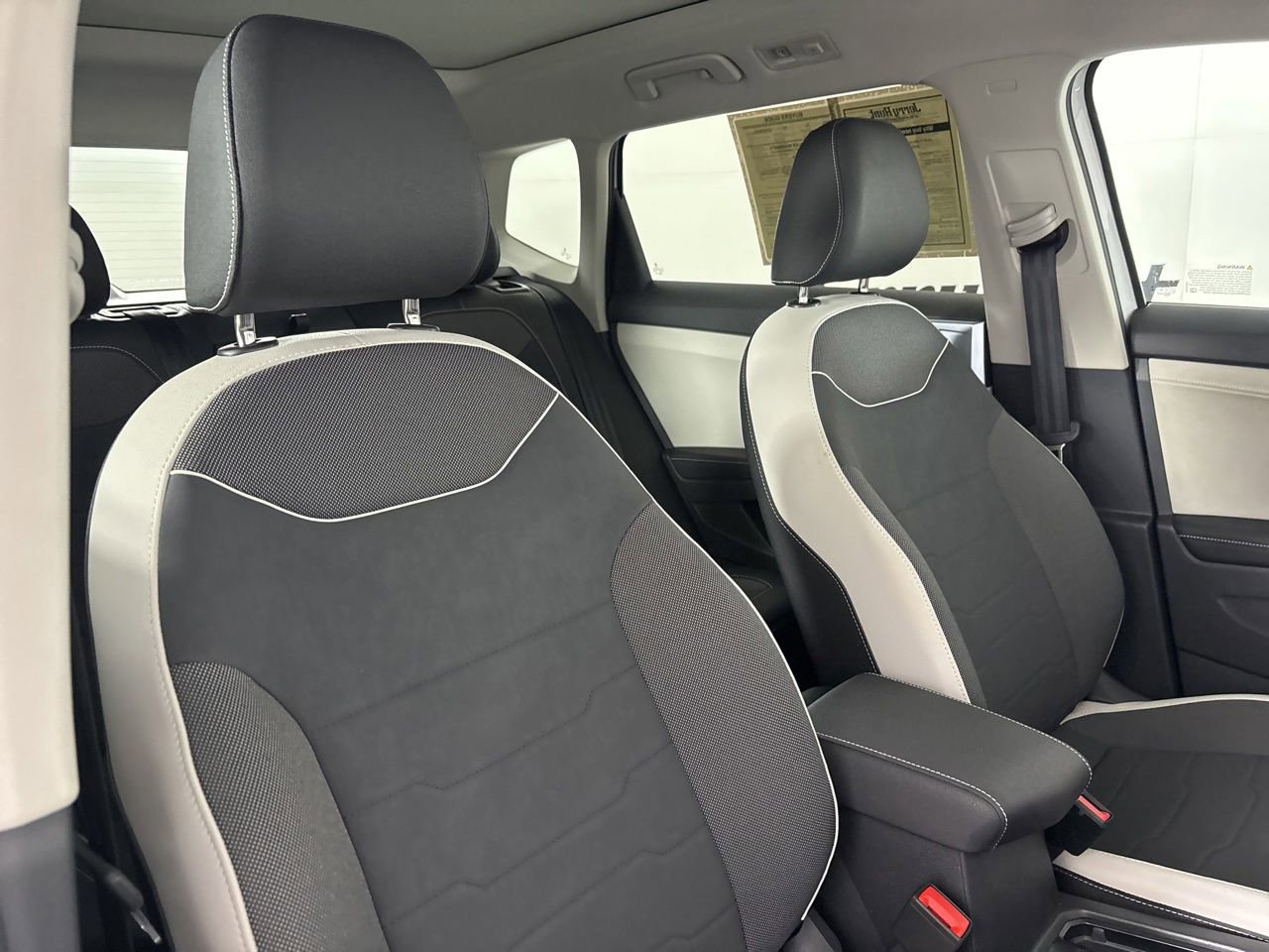 Used 2025 Volkswagen Taos SE w/ Panoramic Sunroof Package AWD/4WD image 28