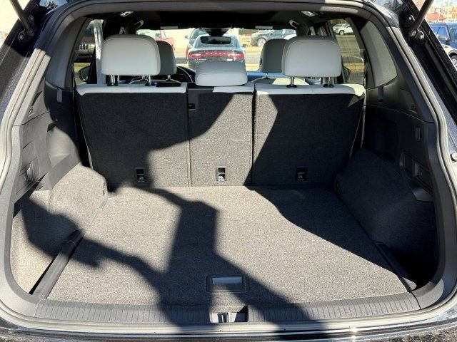 Used 2023 Volkswagen Tiguan SE R-Line image 19
