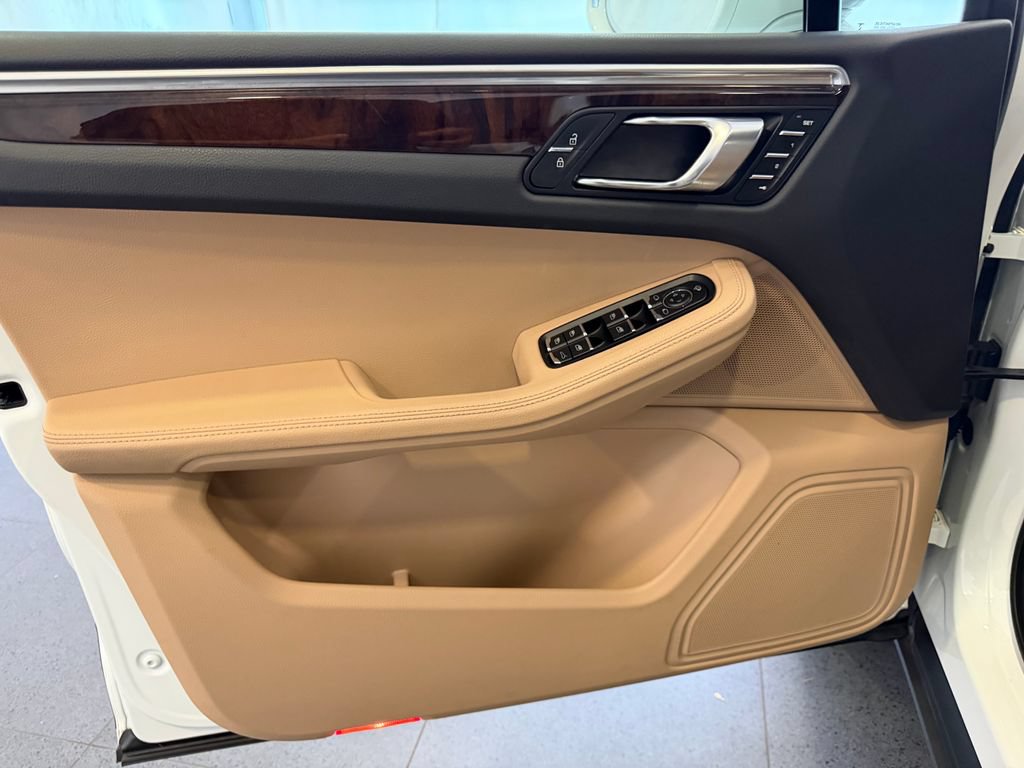 Certified 2023 Porsche Macan AWD/4WD image 15