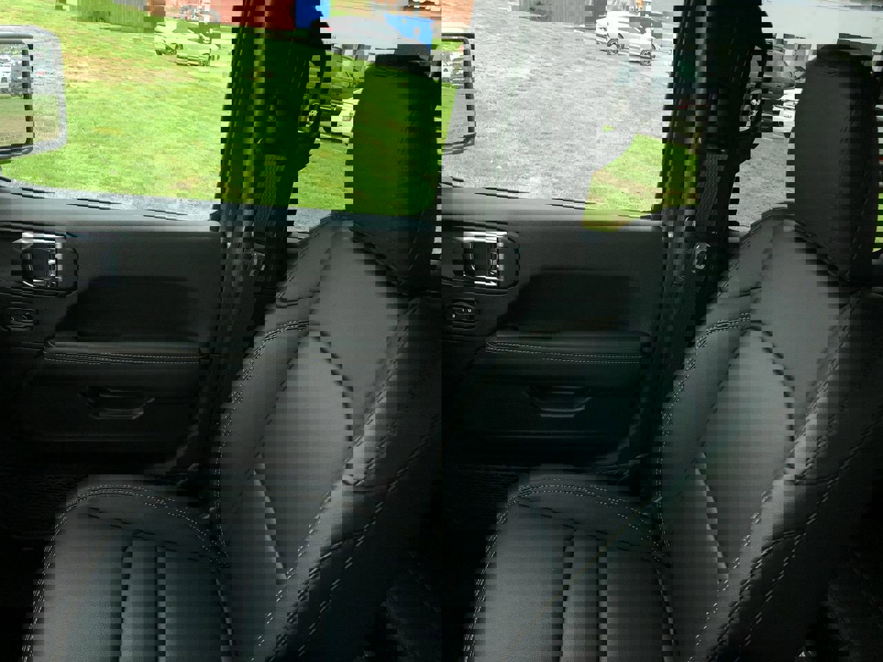 Used 2025 Jeep Gladiator Sport image 30