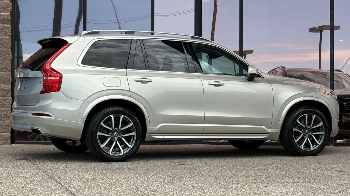 Used 2016 Volvo XC90 T6 Momentum w/ Momentum Plus Package AWD/4WD image 13