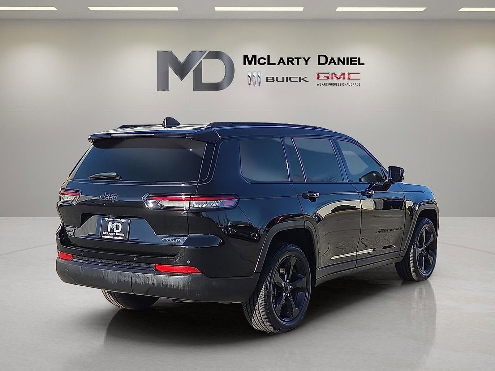 Used 2024 Jeep Grand Cherokee L Limited w/ Black Appearance Package AWD/4WD image 5