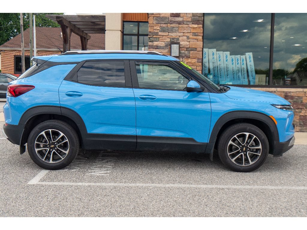 Used 2024 Chevrolet TrailBlazer LT w/ LT Cold Weather Package AWD/4WD image 2