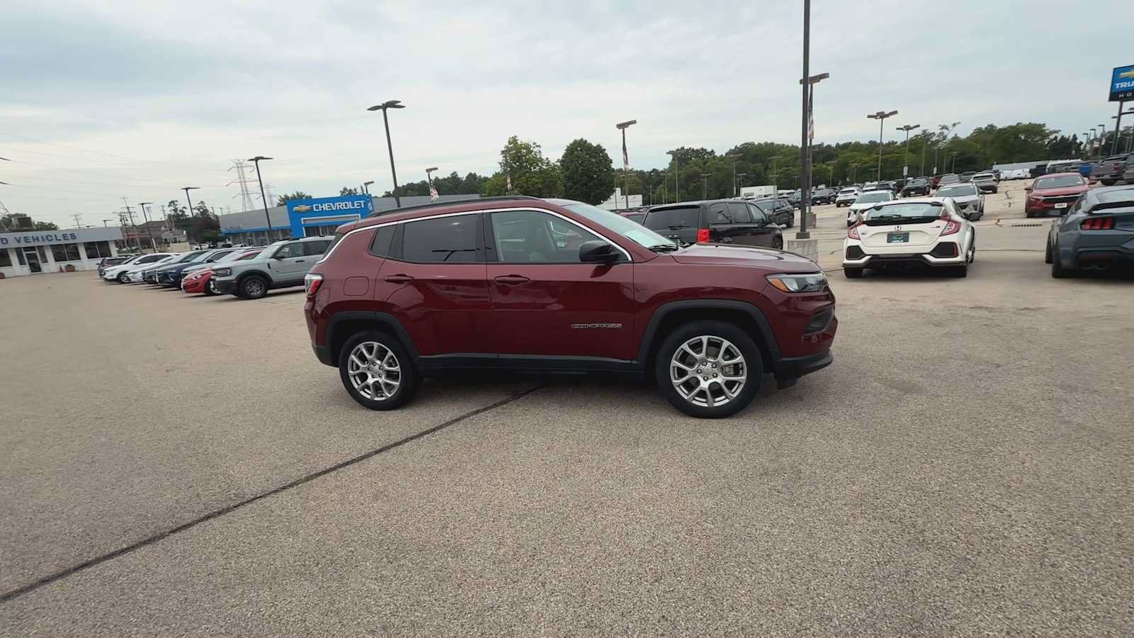 Used 2022 Jeep Compass Latitude w/ Sun and Sound Group AWD/4WD image 9