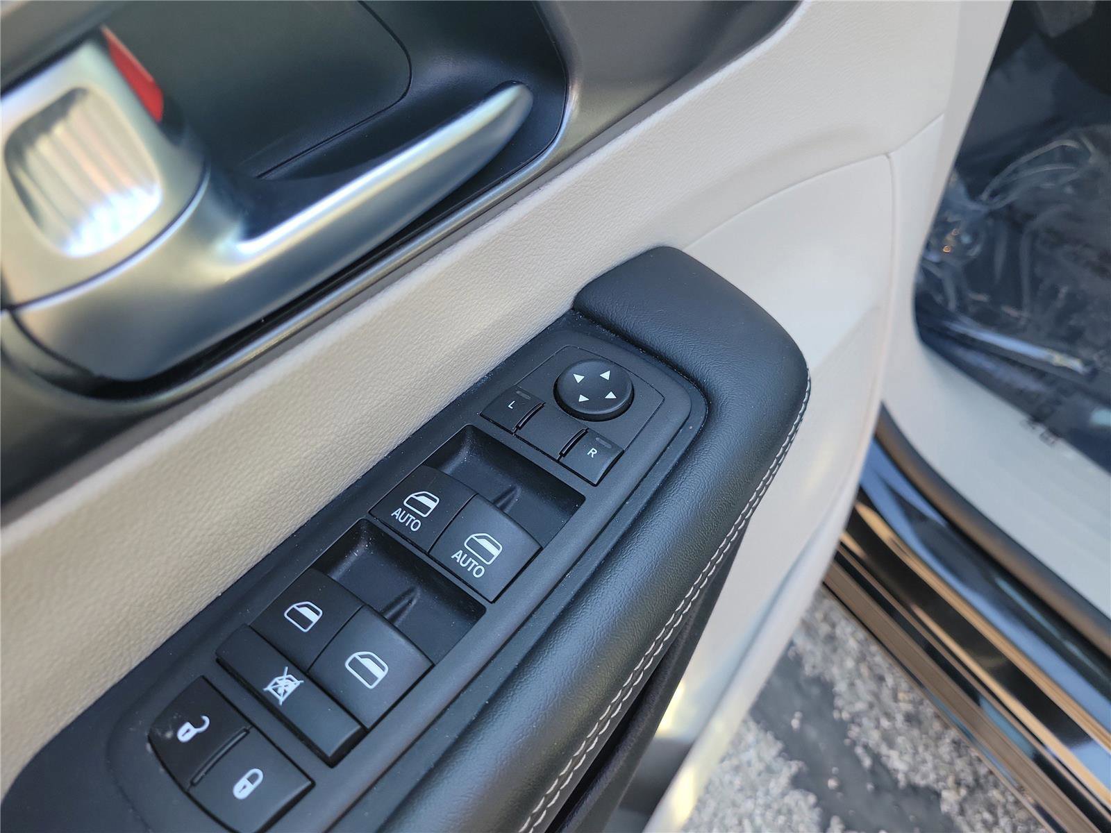 Used 2023 Chrysler Pacifica Touring-L image 19