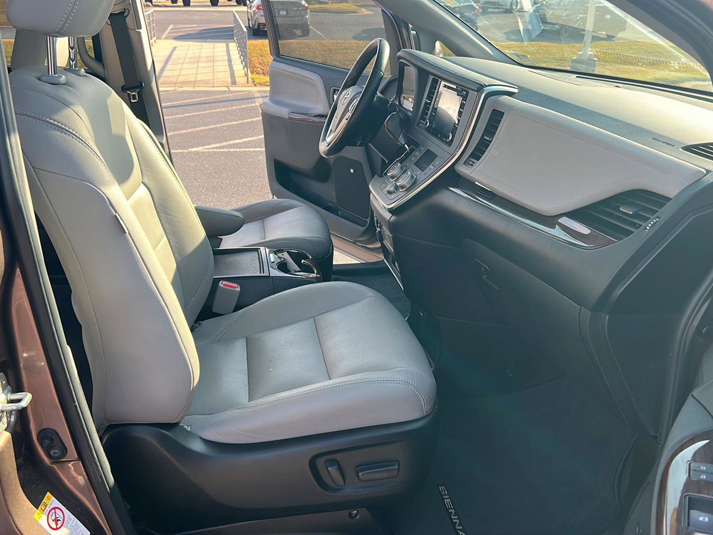 Used 2018 Toyota Sienna Limited Premium image 15