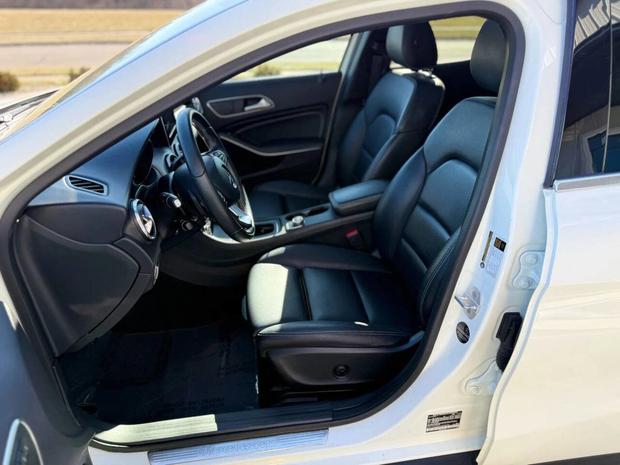 Used 2017 Mercedes-Benz GLA 250 4MATIC w/ Premium Package image 10