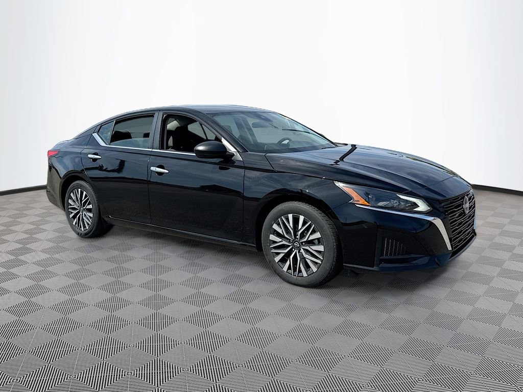 Used 2024 Nissan Altima 2.5 SV FWD image 3