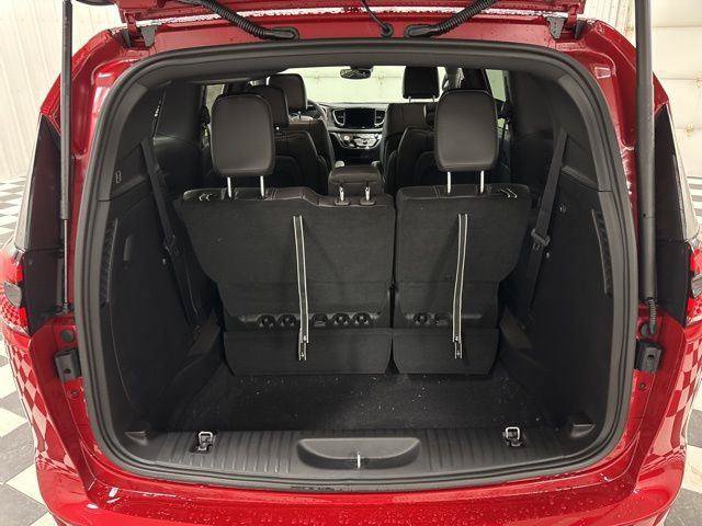 New 2026 Chrysler Pacifica Select w/ S Appearance Package AWD/4WD image 38