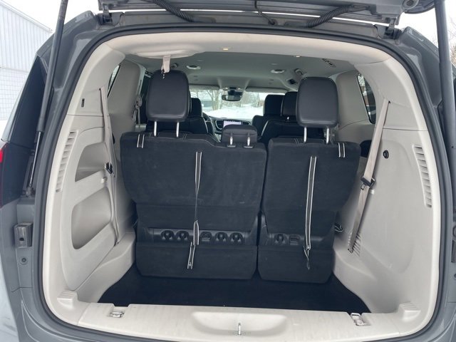 Used 2022 Chrysler Pacifica Touring-L image 13