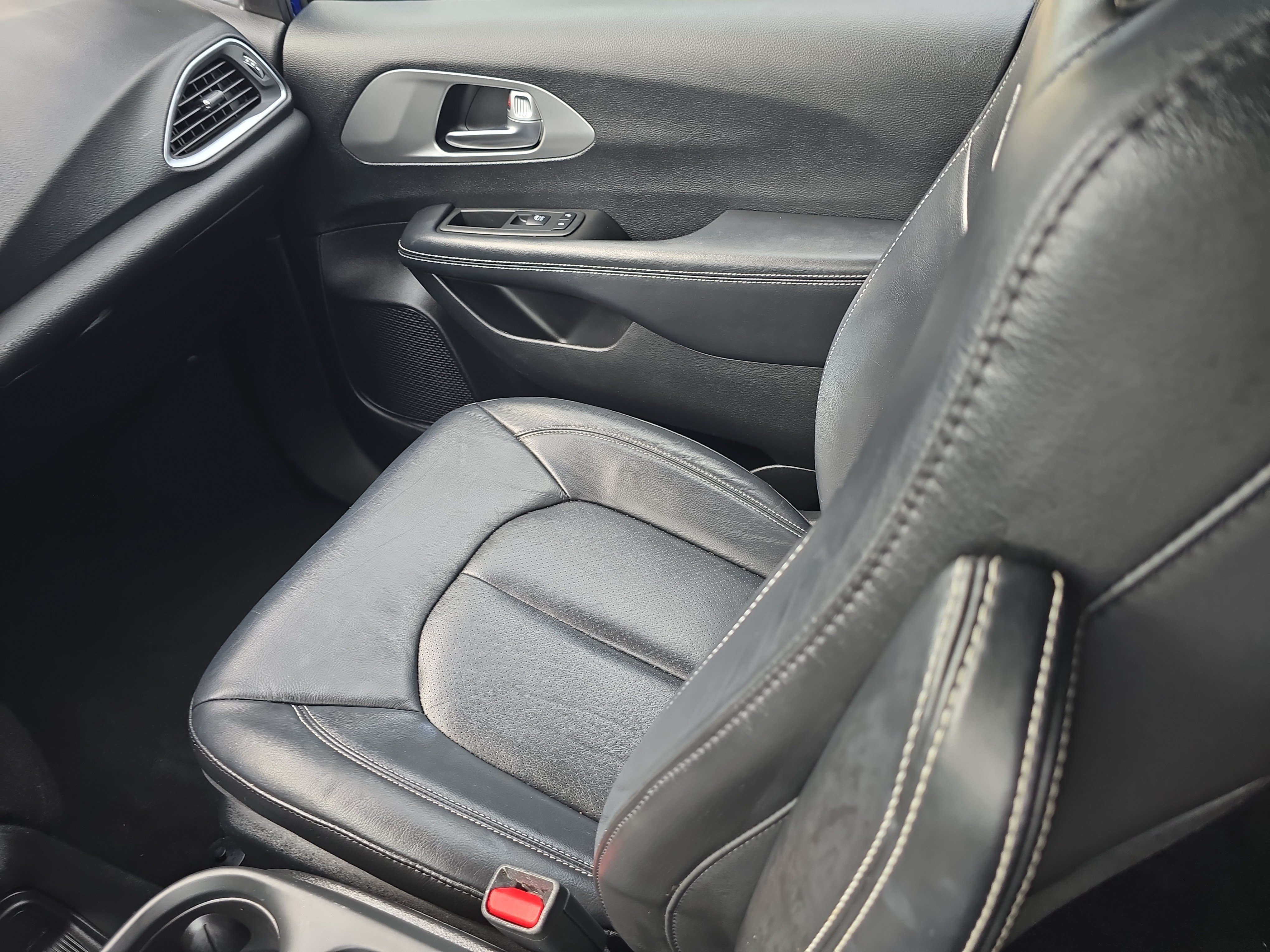 Used 2019 Chrysler Pacifica Touring-L w/ S Appearance Package FWD image 16