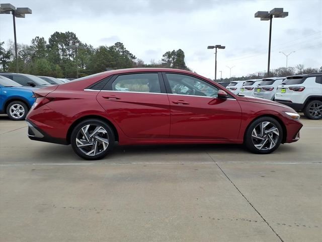 Used 2025 Hyundai Elantra SEL image 2