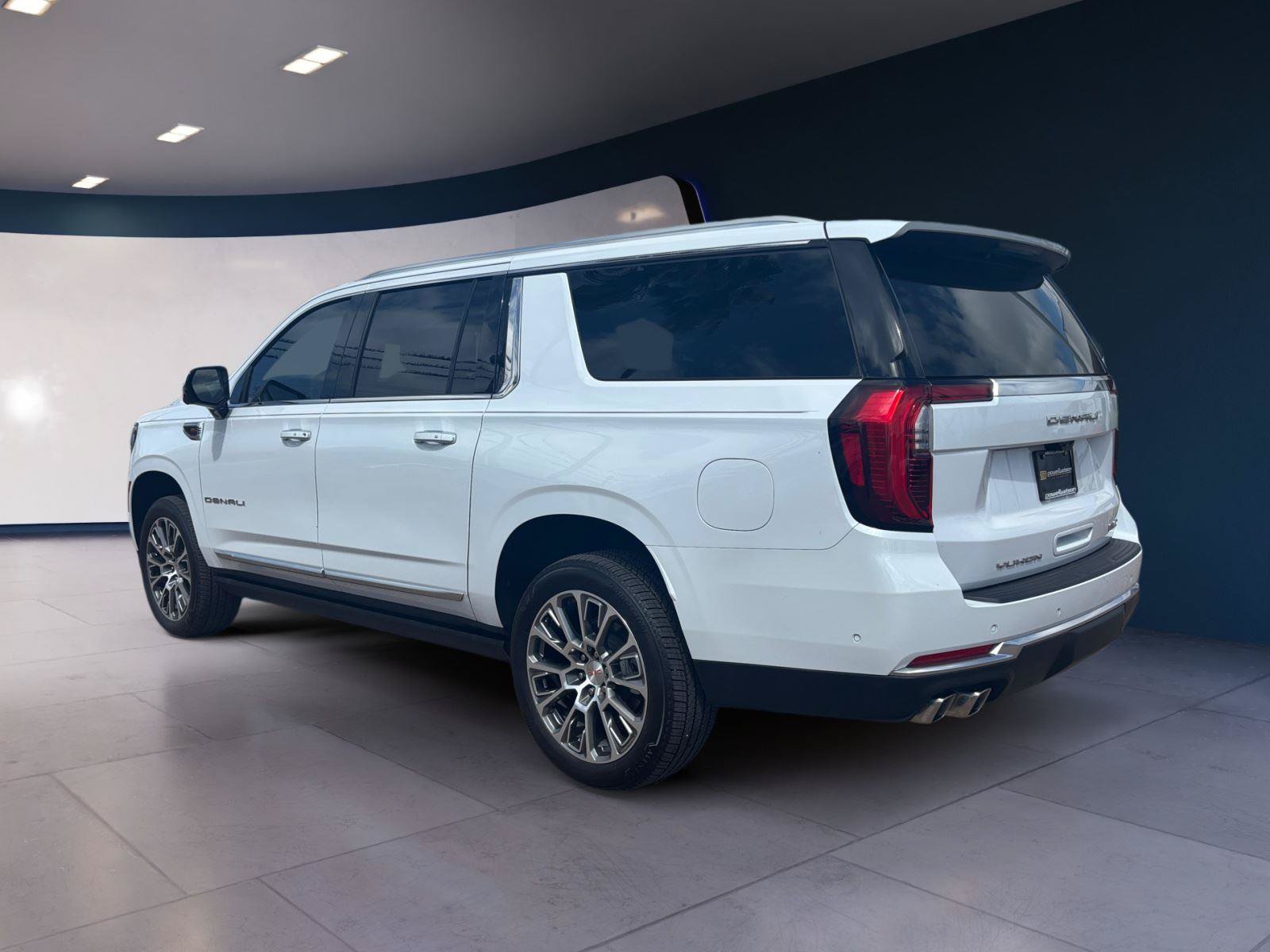 Used 2026 GMC Yukon XL Denali w/ Denali Reserve Package AWD/4WD image 3