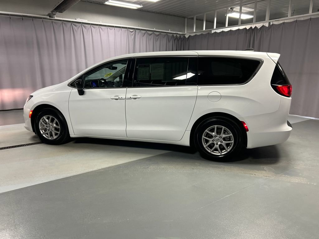 Used 2024 Chrysler Voyager LX FWD image 4