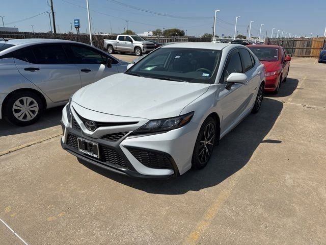 Used 2023 Toyota Camry SE FWD image 3
