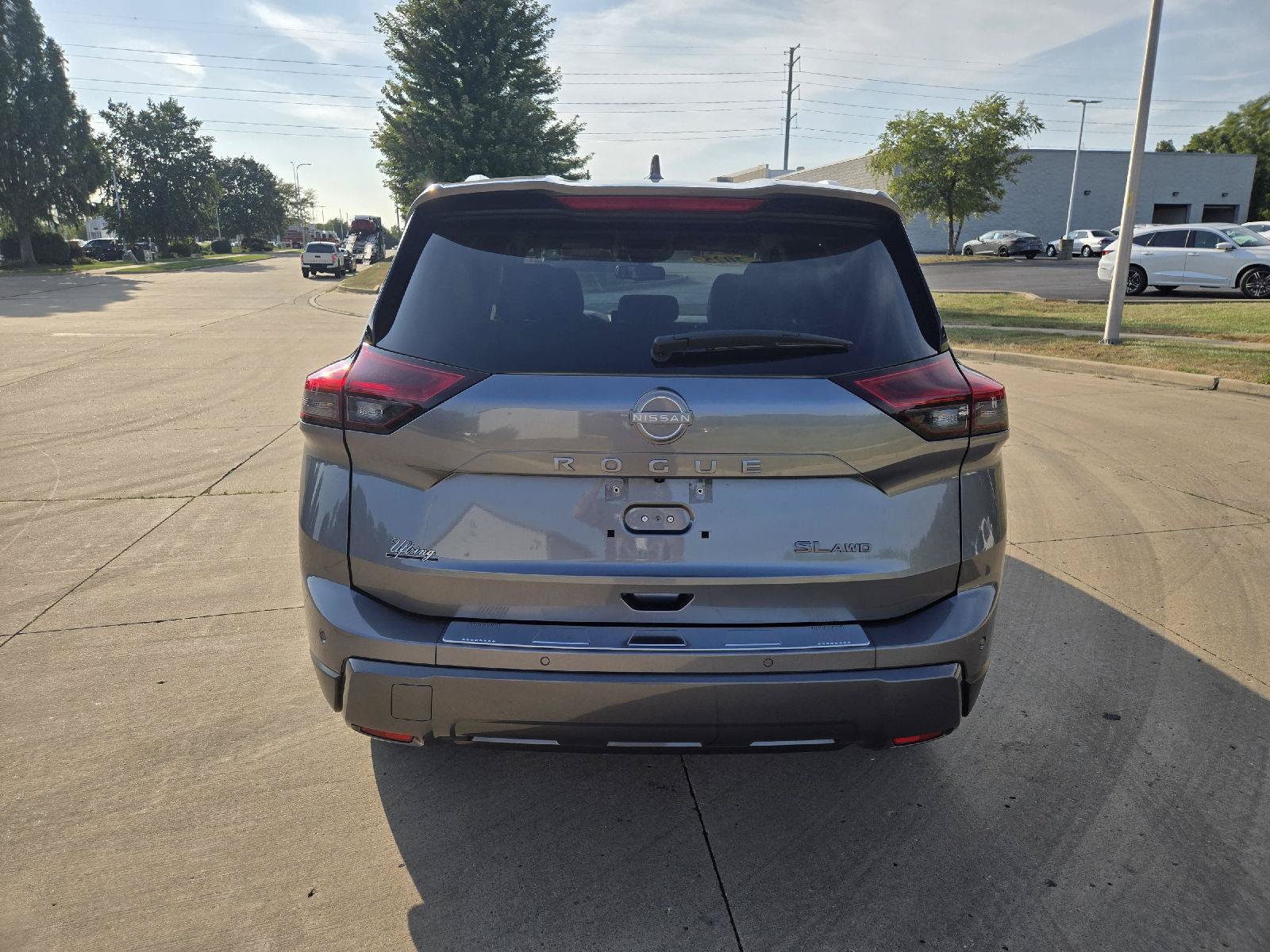 Used 2025 Nissan Rogue SL AWD/4WD image 8