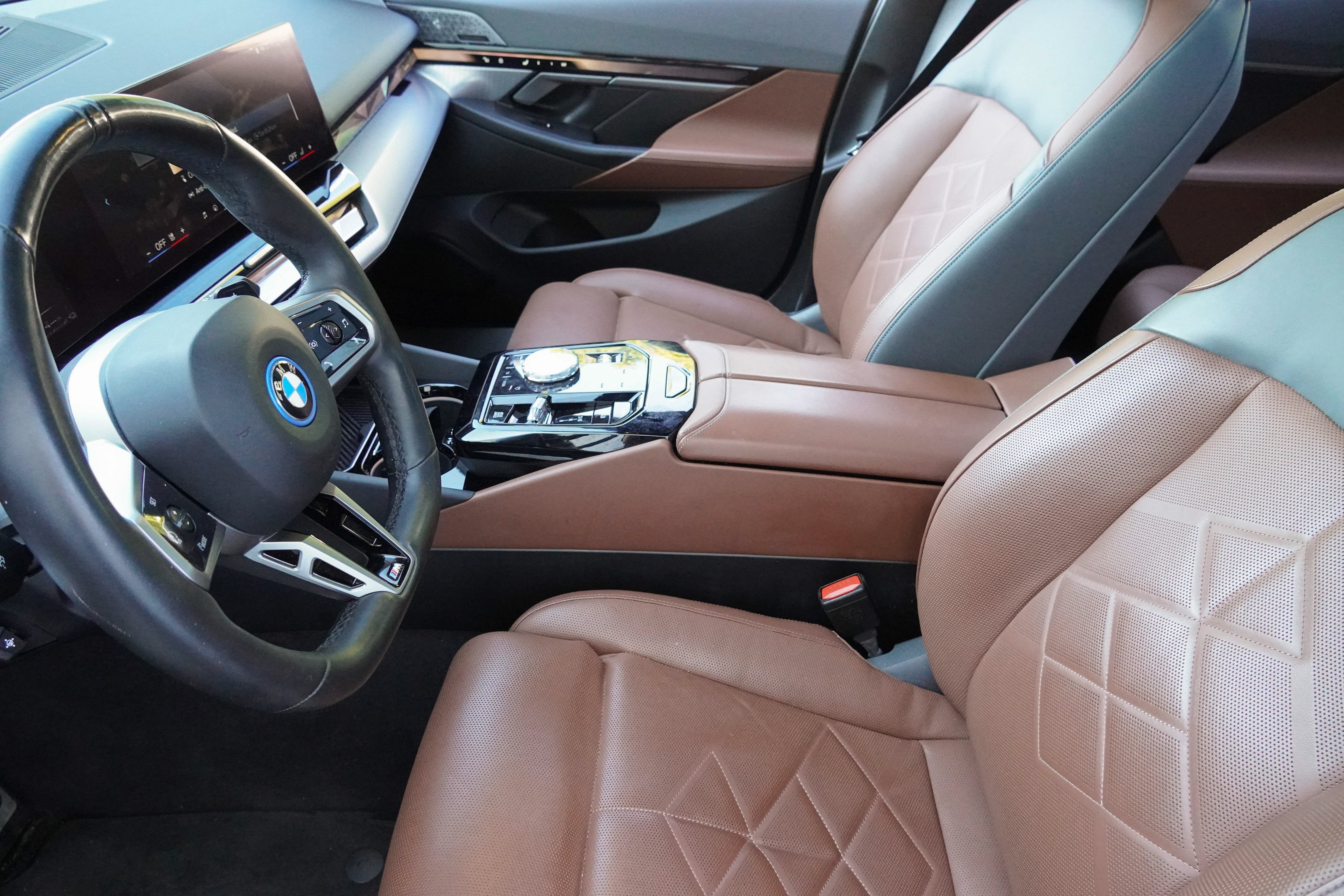 Certified 2025 BMW 550e xDrive w/ Executive Package AWD/4WD image 11