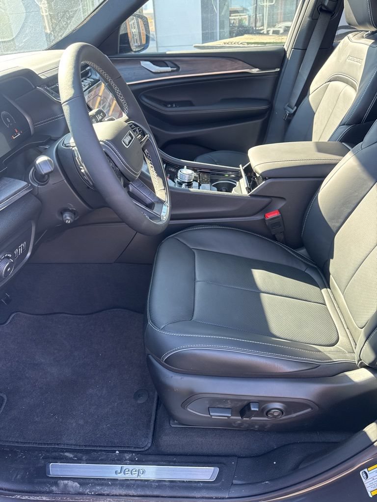 New 2025 Jeep Grand Cherokee Overland w/ MOPAR Finishing Package AWD/4WD image 9