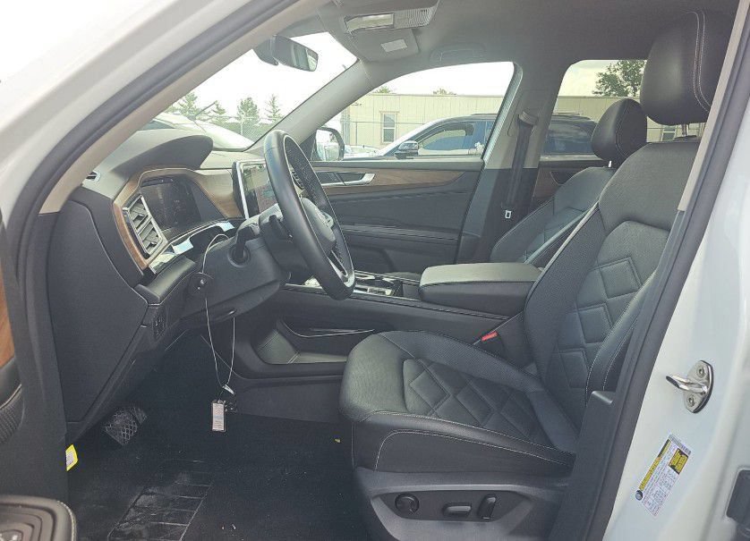 Used 2025 Volkswagen Atlas SE FWD image 2