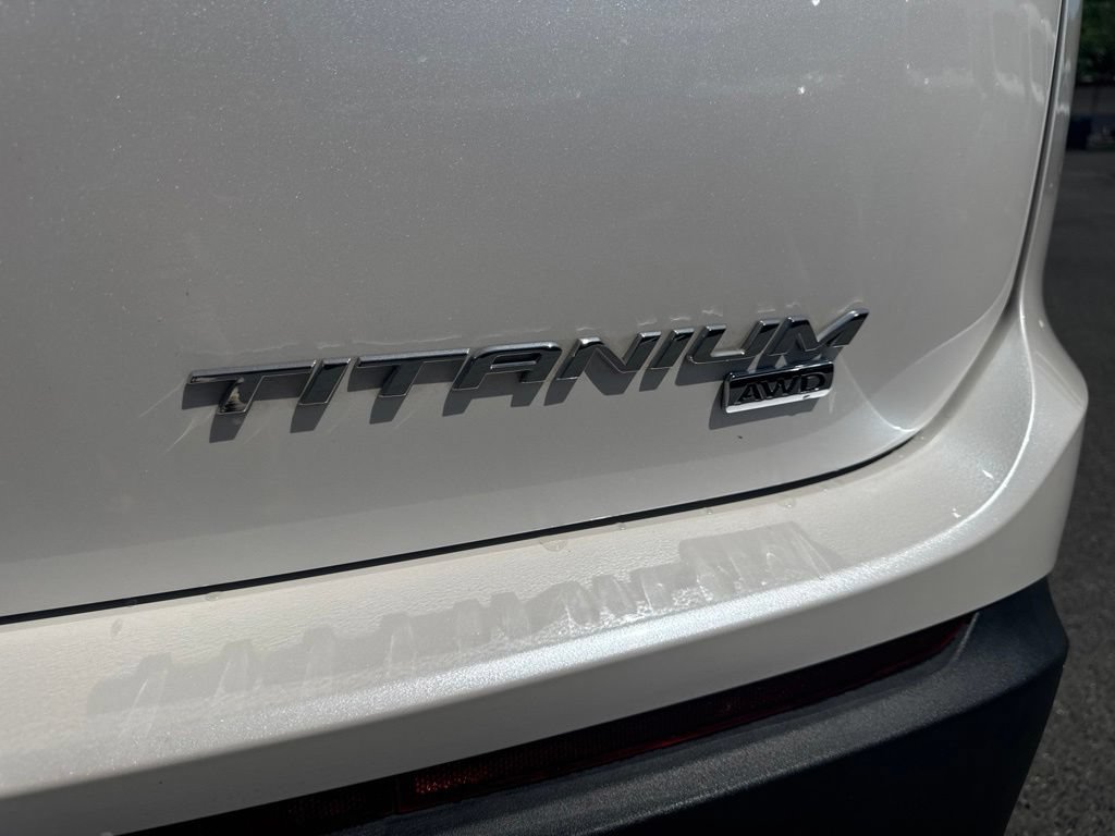 Used 2018 Ford Edge Titanium w/ Equipment Group 301A AWD/4WD image 10