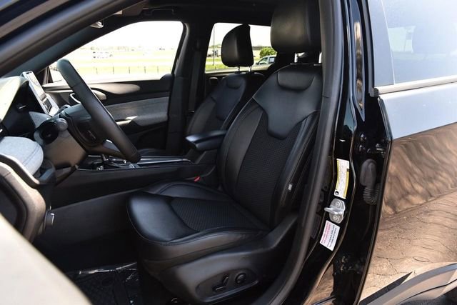 Used 2025 Jeep Compass Latitude w/ Sun & Sound Group AWD/4WD image 21
